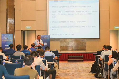 马建国博士上台发表演讲 马建国博士上台发表演讲