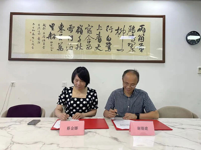 z6尊龙与西岭源药业正式签订战略合作协议.jpg z6尊龙与西岭源药业正式签订战略合作协议.jpg