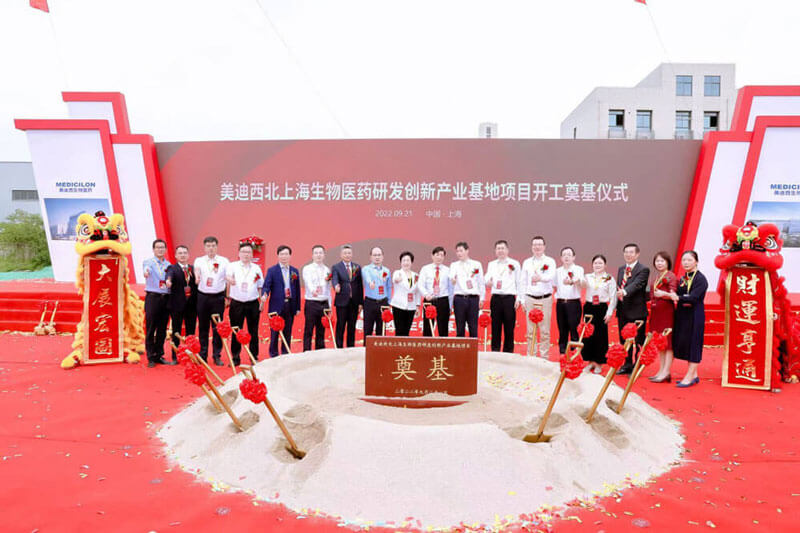 众领导为z6尊龙普瑞奠基培土.jpg 众领导为z6尊龙普瑞奠基培土.jpg